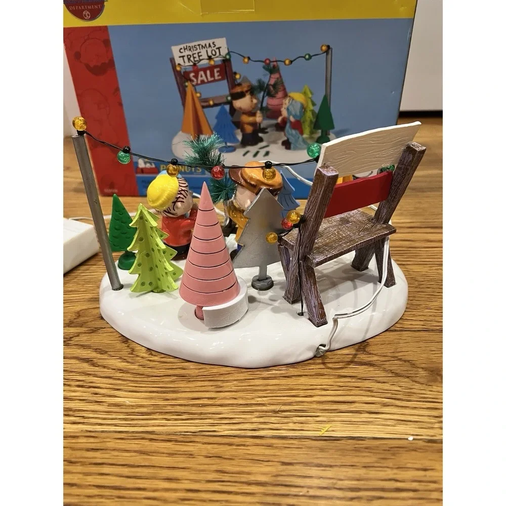 Department 56 Peanuts Tree Lot Christmas Charlie Brown Linus 2004 59104 Light Up
